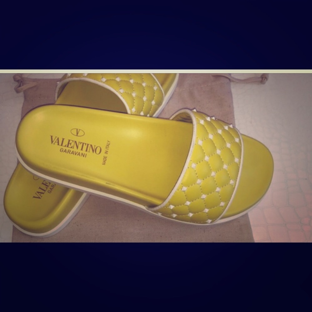 Valentino Free Rockstud pool side slippers